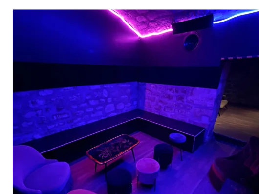 Salle fluo à la cave